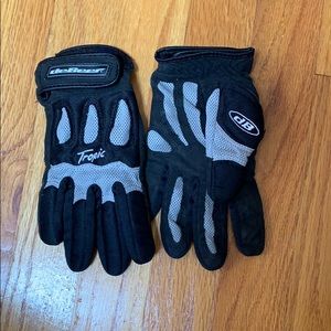 DeBeer Women’s Lacrosse Gloves size Medium